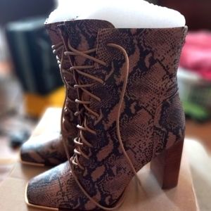Brand new Steve Madden snakeskin designer boots size 8 very sexy unique boots
